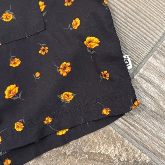 Vans Cabbie Floral Falling Poppy Shirt
Size M - Picture 12 of 14